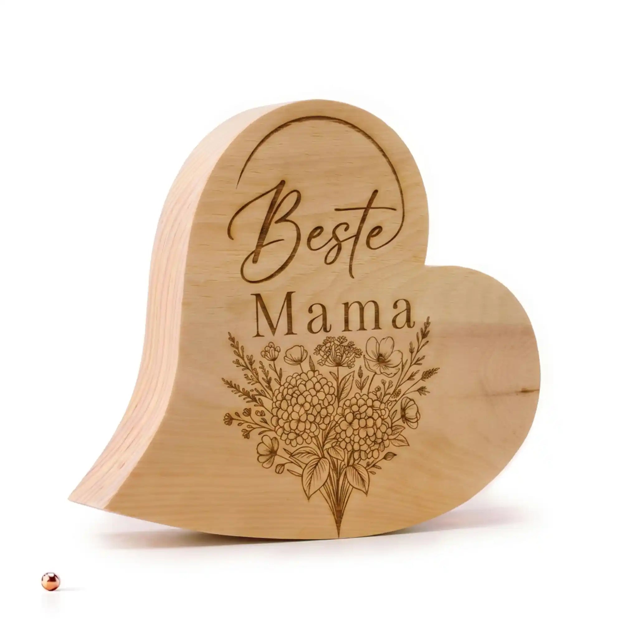 Zirbenherz Beste Mama als Geschenk aus Zirbe mit Gravur und floralem Motiv auf weissem Hintergrund.