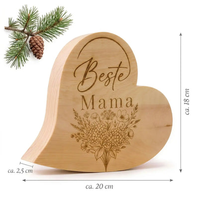 Zirbenherz Beste Mama aus Zirbe mit Gravur, floralem Motiv und sichtbaren Massen auf weissem Hintergrund mit Zirbenzweig und Zirbenzapfen.