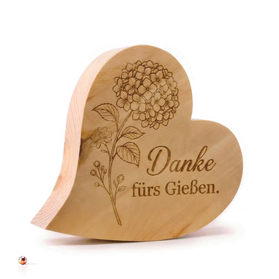 Zirbenherz Danke fuers Giessen als Geschenk aus Zirbe mit Gravur und Hortensienmotiv auf weissem Hintergrund.