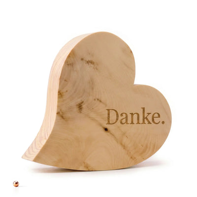 Zirbenherz Danke als Geschenk aus Zirbe mit Gravur auf weissem Hintergrund.
