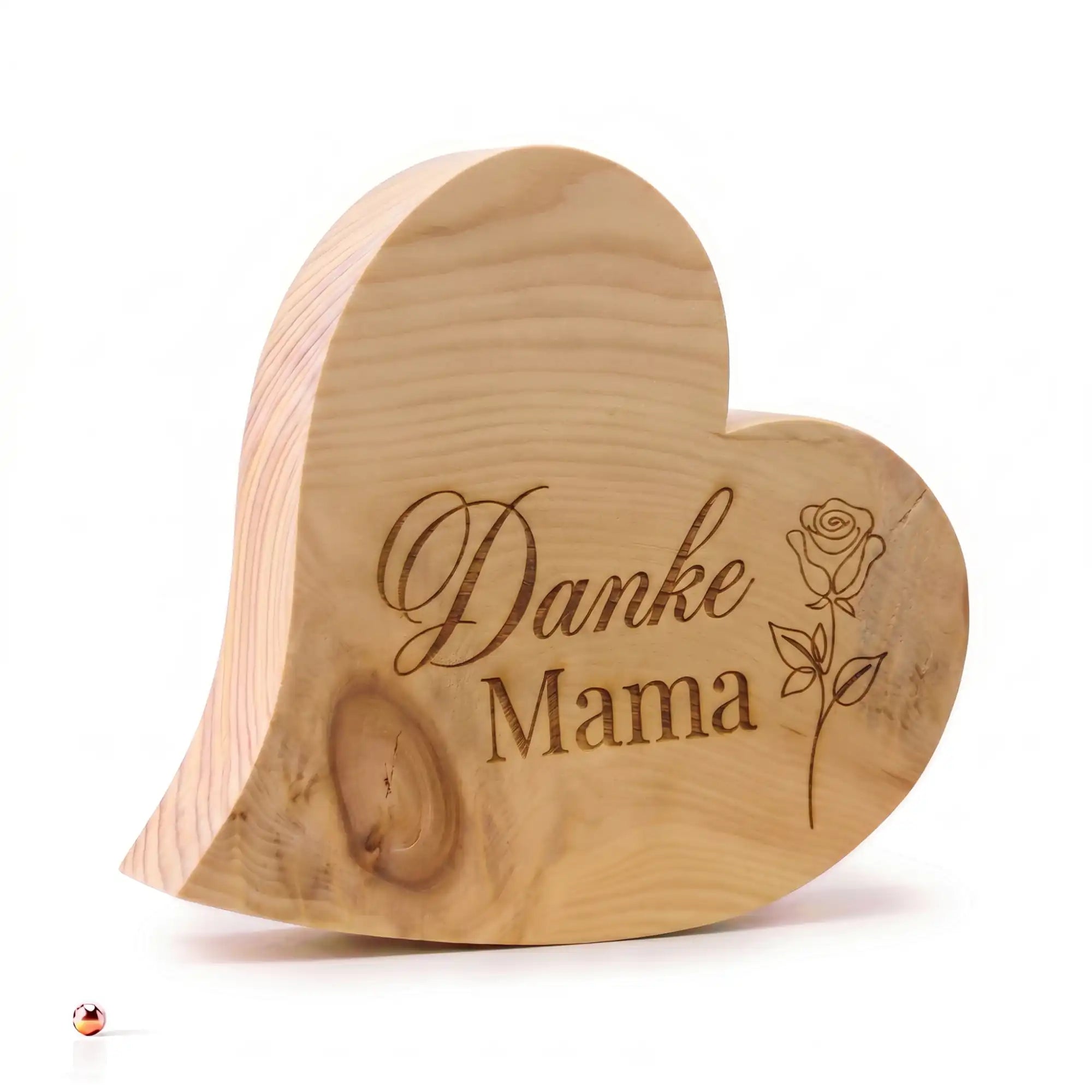 Zirbenherz Danke Mama als Geschenk aus Holz mit Gravur und Rosenmotiv auf weissem Hintergrund.