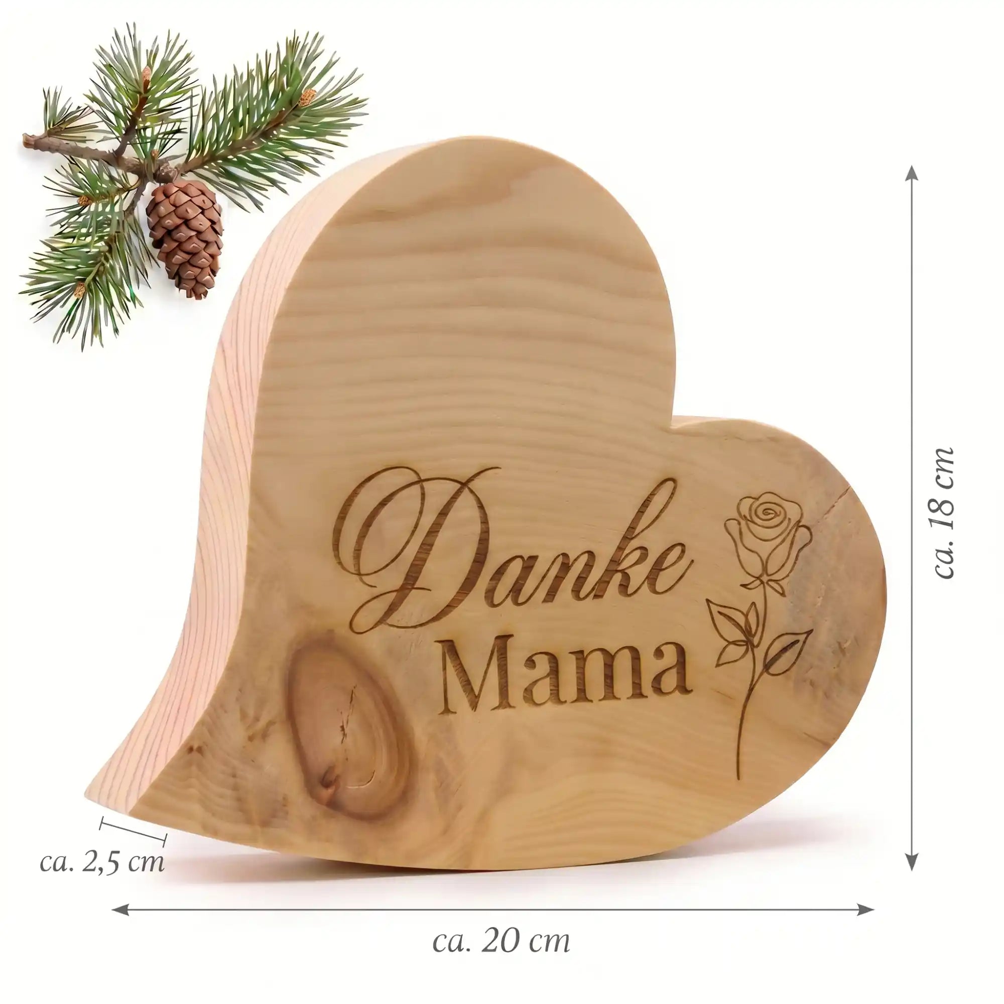 Zirbenherz Danke Mama als Geschenk aus Holz mit Gravur, Rosenmotiv und sichtbaren Massen auf weissem Hintergrund und Zirbenzapfen.