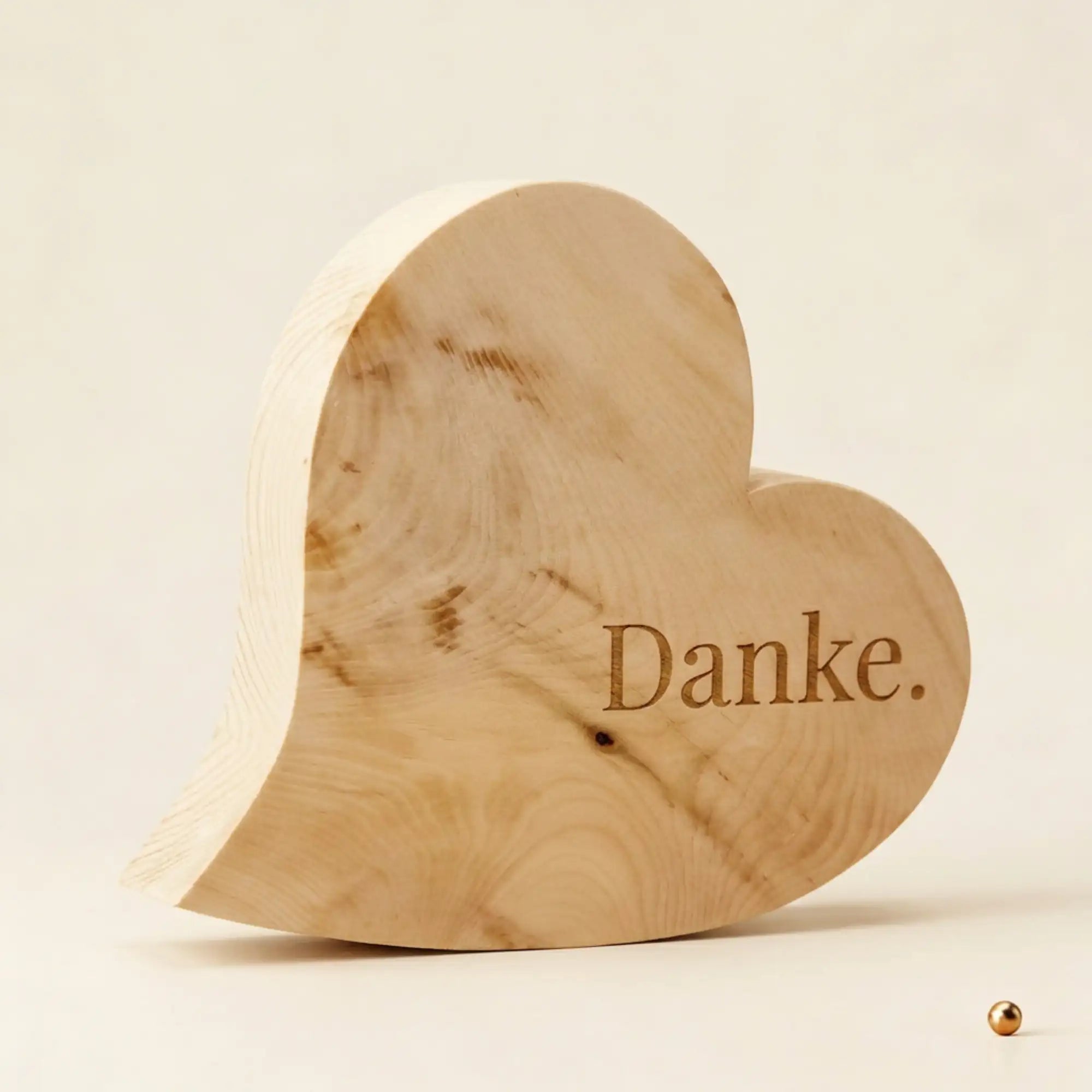 Zirbenherz mit Gravur Danke. – klassisches Geschenk zum Muttertag aus massivem Zirbenholz.