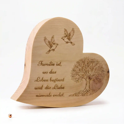 Zirbenherz mit Familien-Gravur, Lebensbaum und Vögeln aus massivem Zirbenholz als persönliches Geschenk