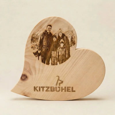Zirbenholz-Herz mit Familienfoto-Gravur & original Kitzbuehel Schriftzug. Personalisierte Geschenkidee aus echtem Zirbenholz.