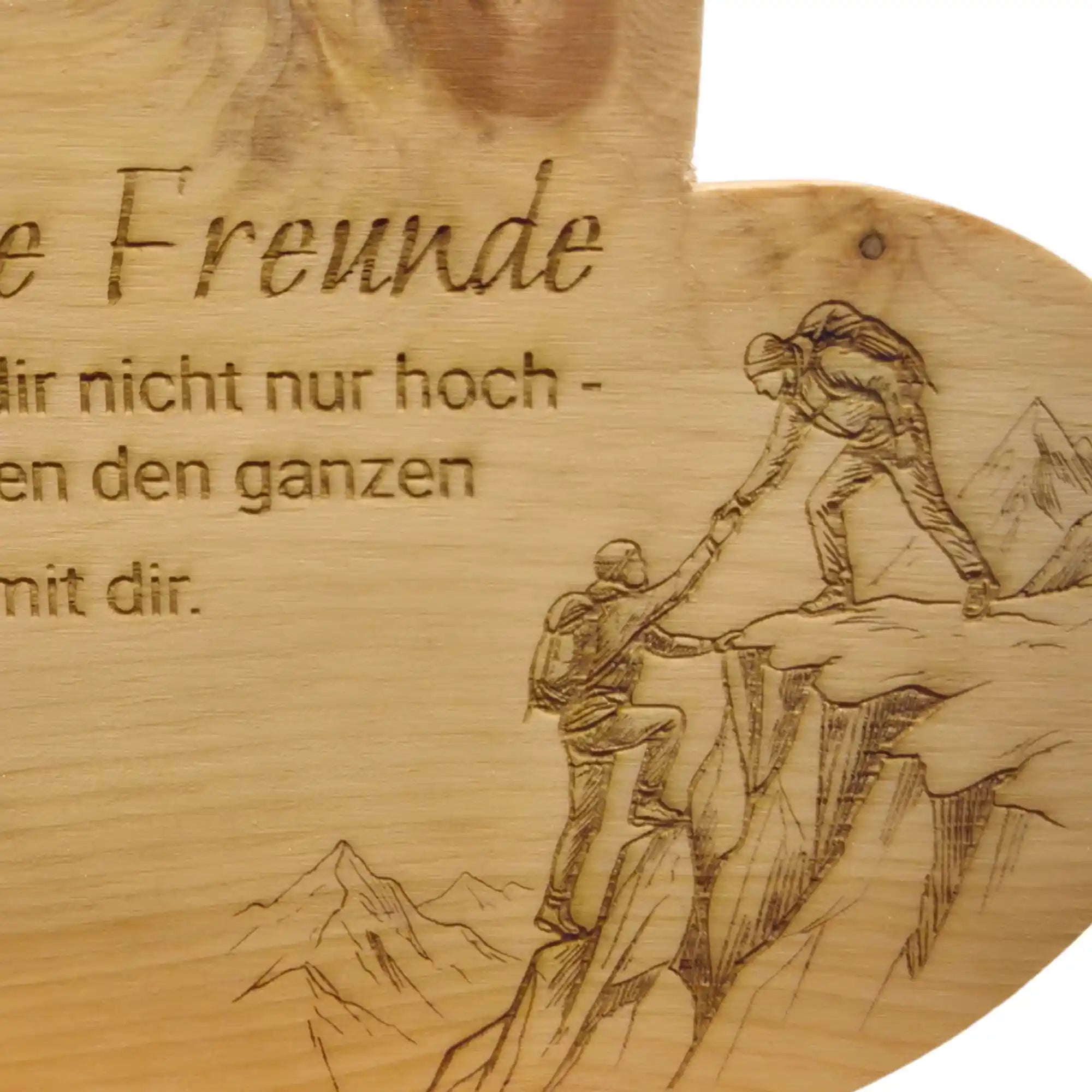 Zirbenherz Freunde Gravur aus Holz mit sichtbaren Massen als dekoratives Geschenk fuer Zuhause oder besondere Menschen.