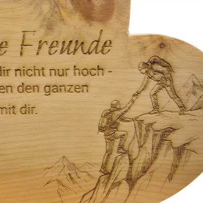 Zirbenherz Freunde Gravur aus Holz mit sichtbaren Massen als dekoratives Geschenk fuer Zuhause oder besondere Menschen.
