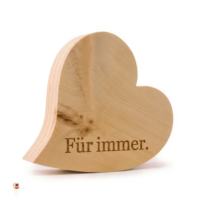 Zirbenherz Fuer immer als Geschenk aus Zirbe mit Gravur auf weissem Hintergrund.