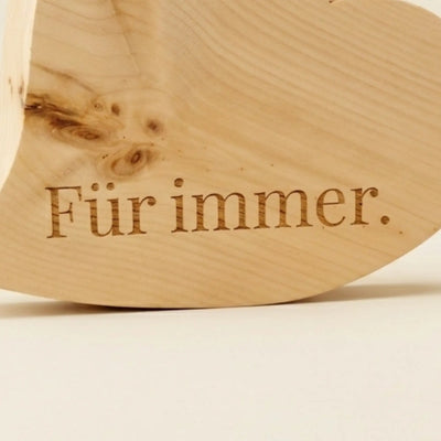 Detailansicht der Gravur Für immer auf einem handgefertigten Zirbenherz aus Kitzbuehel.