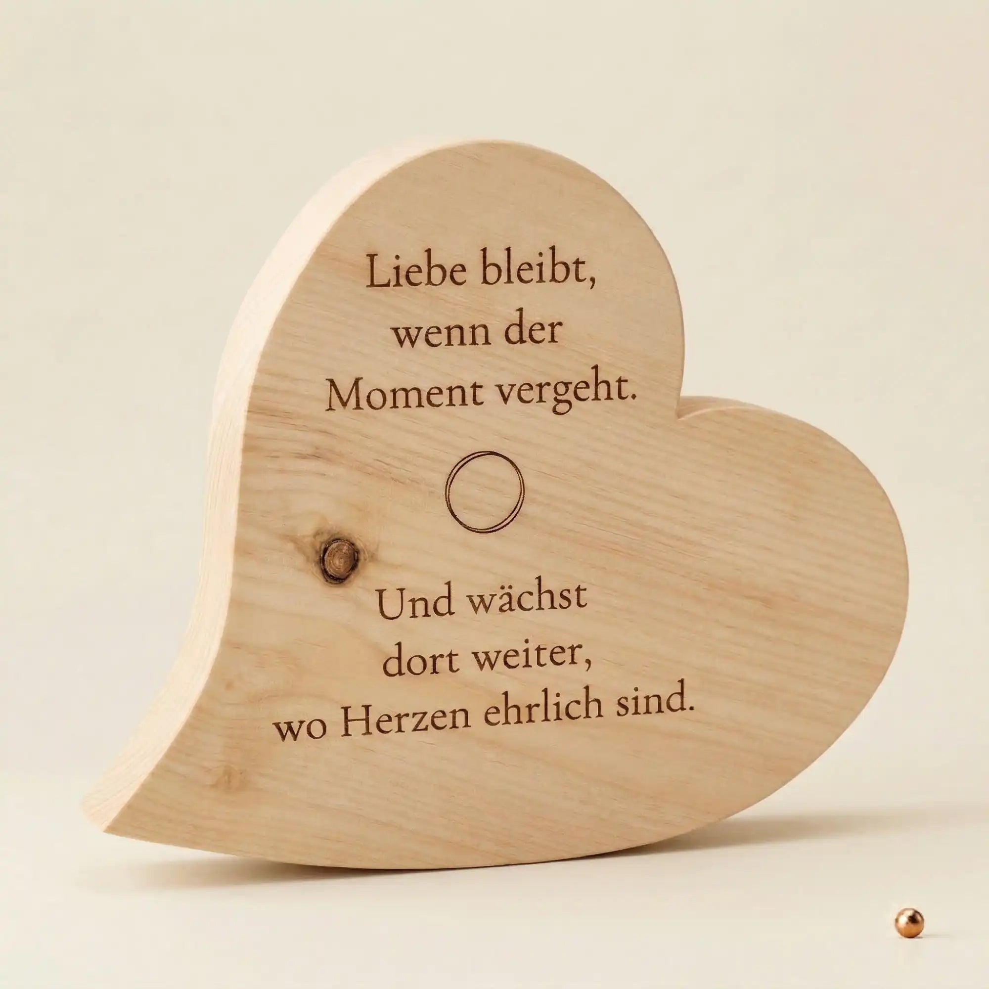Zirbenherz mit Gravur Liebe bleibt und Infinity Kreis Symbol. Romantisches Geschenk fuer Paare und zur Hochzeit aus Zirbenholz.