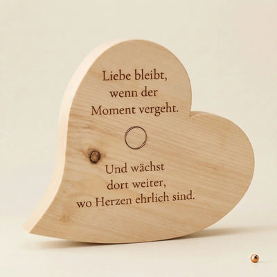 Zirbenherz mit Gravur Liebe bleibt und Infinity Kreis Symbol. Romantisches Geschenk fuer Paare und zur Hochzeit aus Zirbenholz.