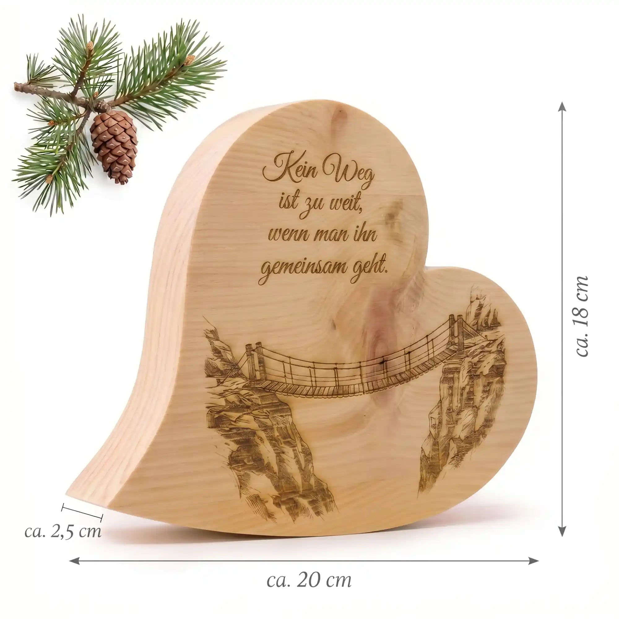 Zirbenherz Gravur aus Holz mit sichtbaren Massen und Haengebruecke zwischen Felsen als Geschenk fuer Paare und Freunde.