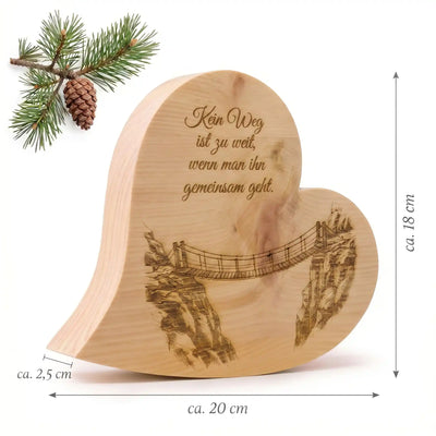 Zirbenherz Gravur aus Holz mit sichtbaren Massen und Haengebruecke zwischen Felsen als Geschenk fuer Paare und Freunde.