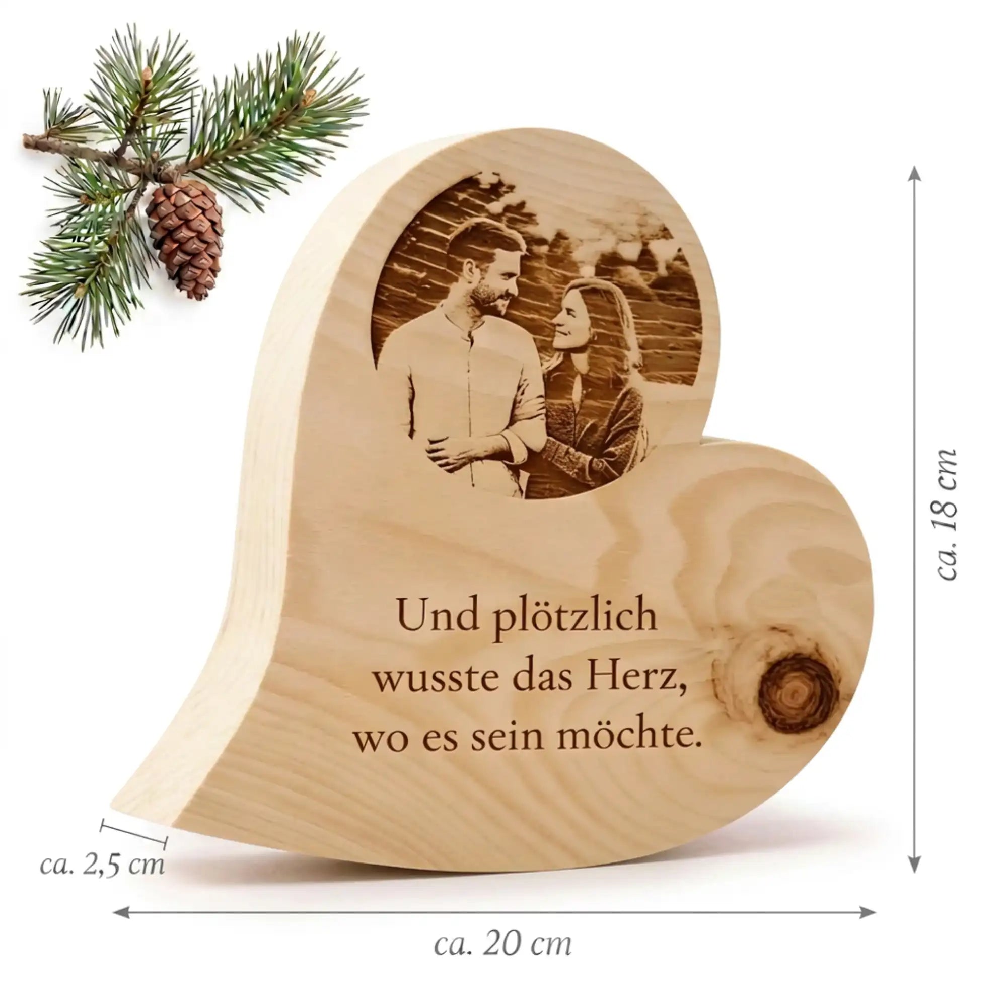 Zirbenherz personalisiertes Geschenk aus Zirbelholz mit Fotogravur eines gluecklichen parechen als Geschenk zum Hochzeitstag mit Abmessungen.