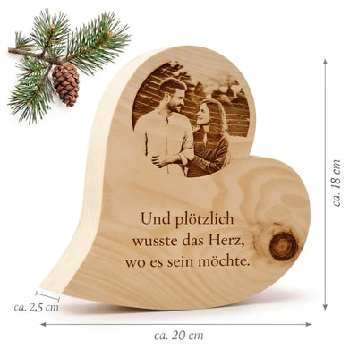 Zirbenherz personalisiertes Geschenk aus Zirbelholz mit Fotogravur eines gluecklichen parechen als Geschenk zum Hochzeitstag mit Abmessungen.