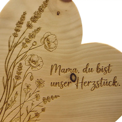 Zirbenherz Herzstueck aus Holz mit praeziser Gravur und sichtbaren Massen als Geschenk fuer Mama.