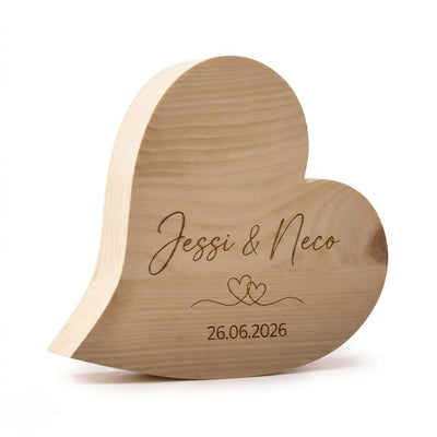 Zirbenherz als Hochzeitsgeschenk für das Brautpaar mit individueller Namensgravur.