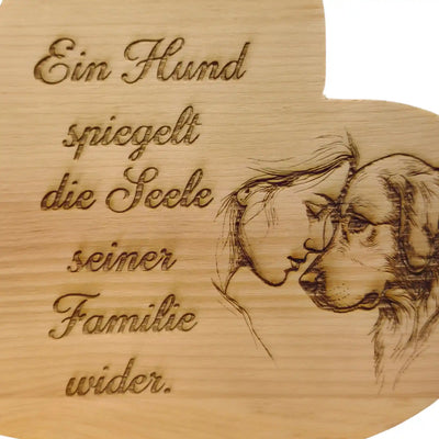 Detailaufnahme der Hunde Gravur mit Spruch uber Seele und Verbindung auf Zirbenherz aus Holz.
