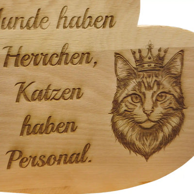Detailaufnahme der Katze Gravur mit Kronen Katzenmotiv auf Zirbenherz aus Holz mit sichtbarer Maserung.