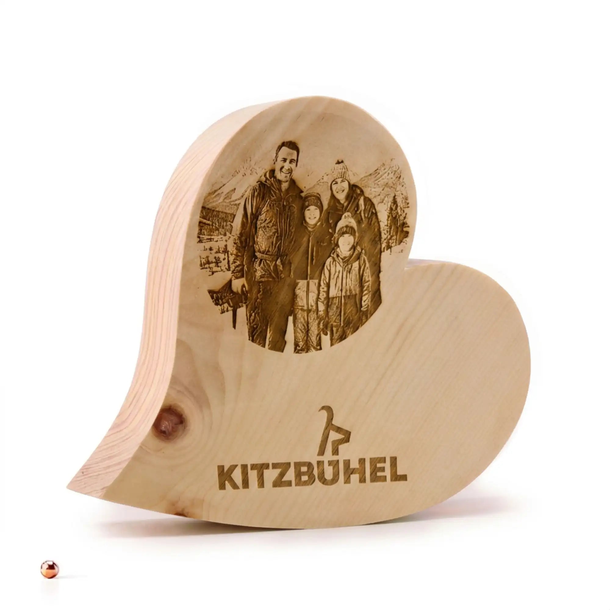 Personalisiertes Zirbenherz mit lizenziertem Kitzbuehel Schriftzug, Gams Logo und eigenem Foto per Lasergravur veredelt von GeschenkeReich.