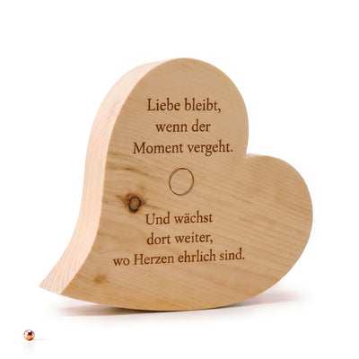Zirbenherz aus Holz mit Liebe Gravur und Spruch als Geschenk fuer Paare zu Hochzeit Jahrestag oder Valentinstag.