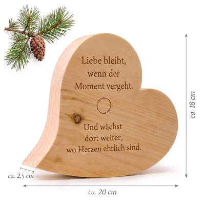 Zirbenherz mit Liebe Gravur aus Holz als Geschenk fuer Paare mit sichtbaren Massen und dekorativem Naturmotiv.