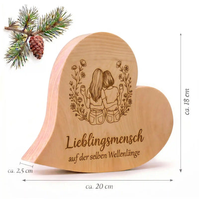 Zirbenherz Lieblingsmensch Gravur aus Holz mit sichtbaren Massen und Motiv von zwei eng verbundenen Personen mit Blumen als Geschenk.