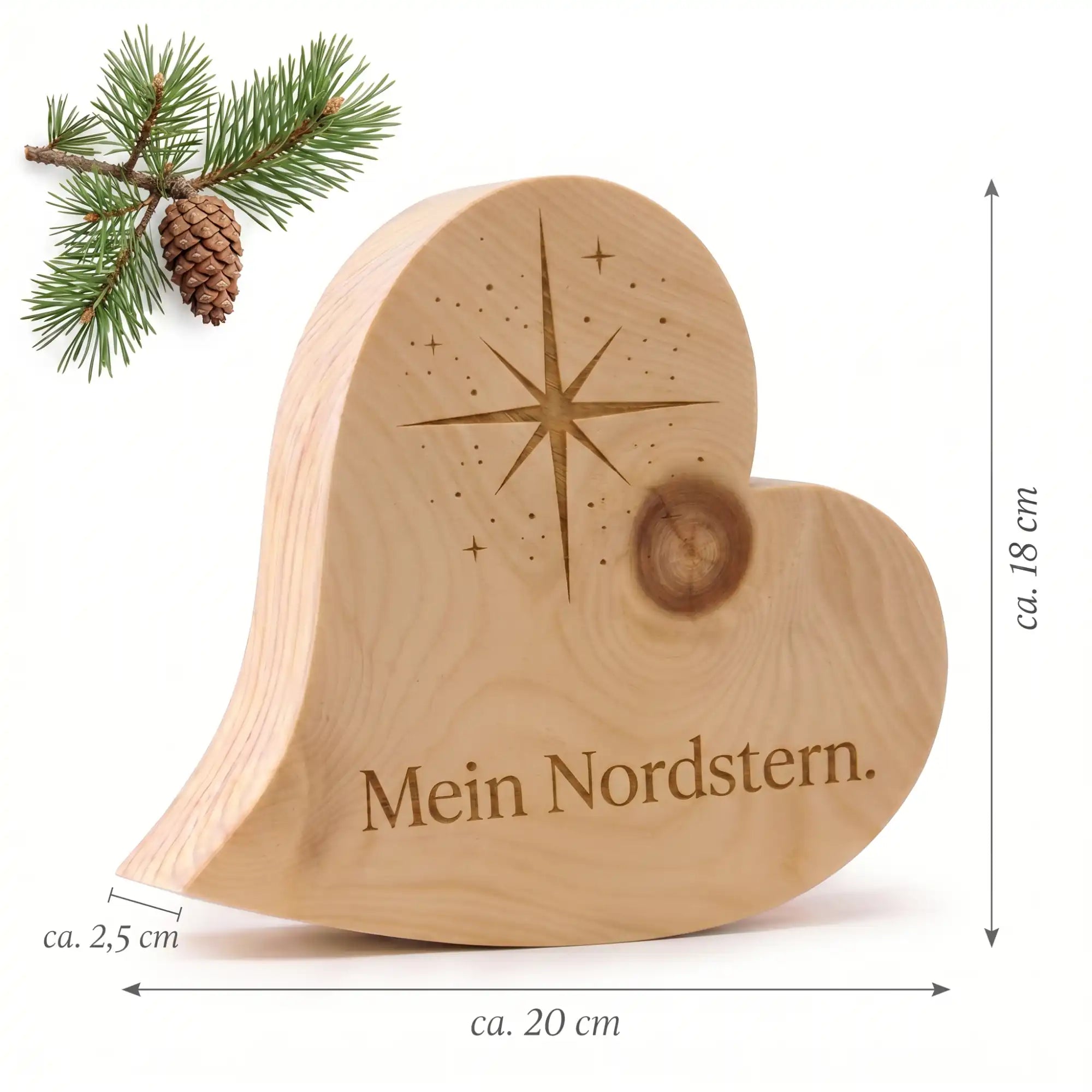 Zirbenherz Mein Nordstern aus Holz mit Gravur, Sternmotiv und sichtbaren Massen auf weissem Hintergrund und Zirbenzapfen