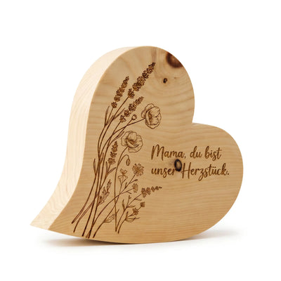 Zirbenholzherz als Muttertagsgeschenk mit Gravur-Motiv „Herzstueck“ und floraler Verzierung auf weißem Hintergrund.