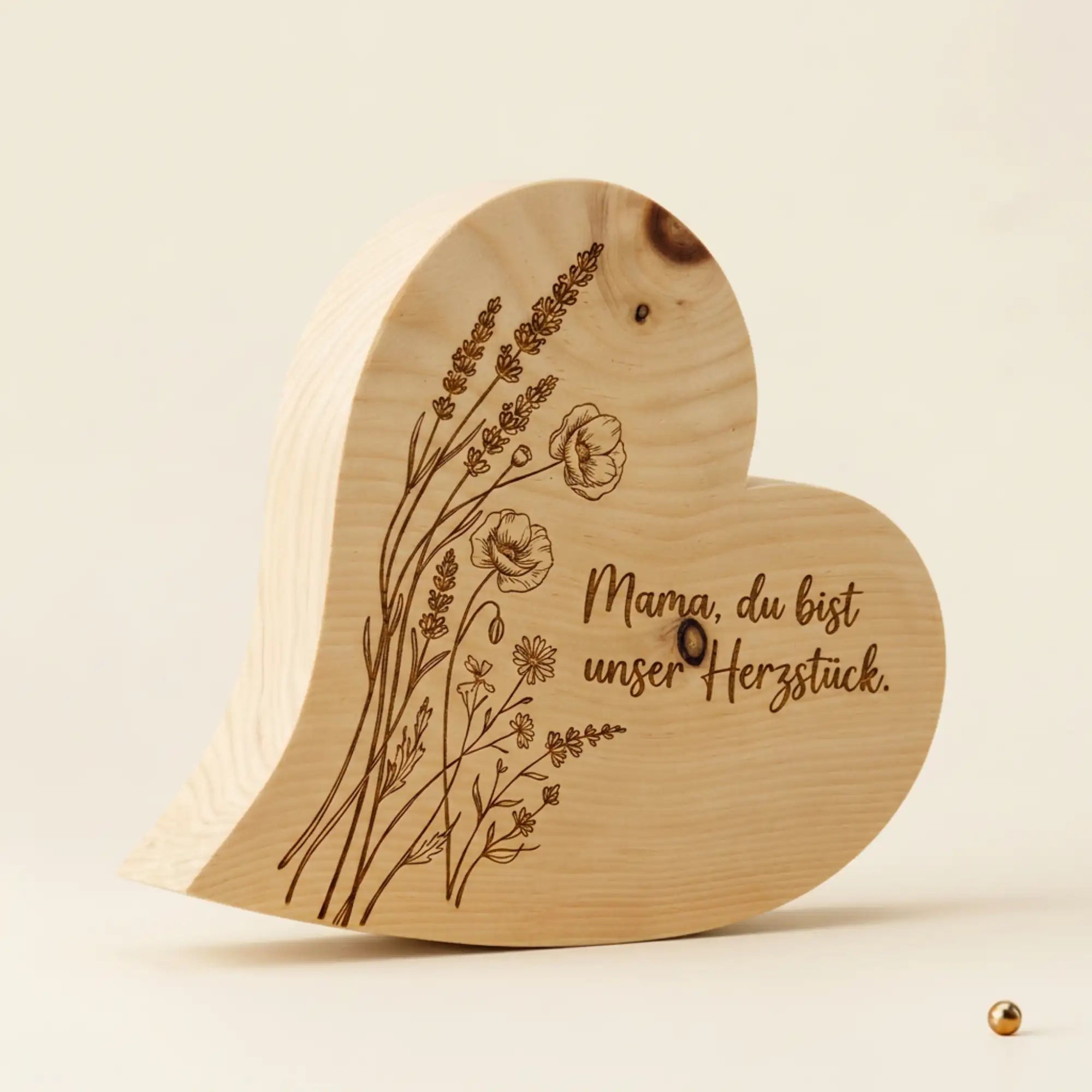 Massives Zirbenherz mit Wildblumen-Motiv und Gravur Mama du bist unser Herzstueck fuer Muttertag 2026.