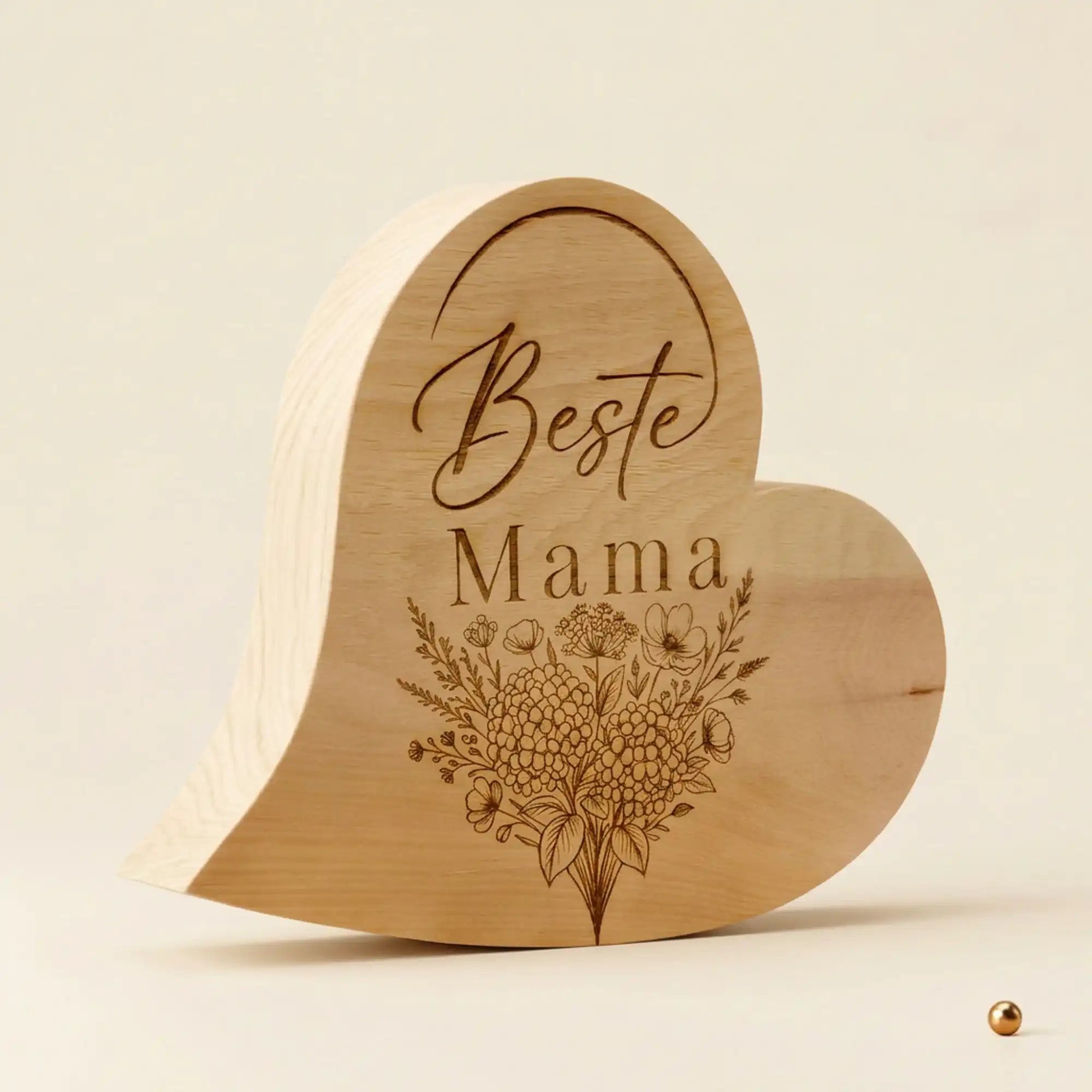 Zirbenherz mit Gravur Beste Mama und Blumenstrauss als Geschenk zum Muttertag auf neutralem Hintergrund.