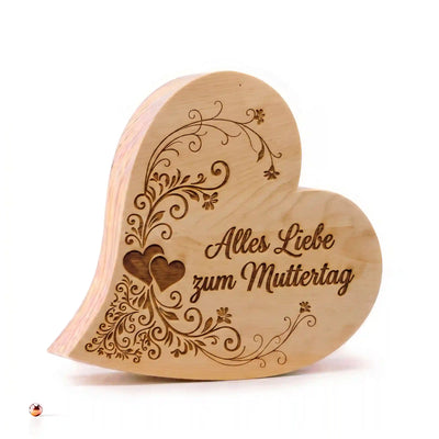 Zirbenherz als Muttertagsgeschenk aus Holz mit Gravur „Alles Liebe zum Muttertag“ und Herzverzierung auf weissem Hintergrund.