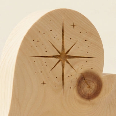 Zirbenherz Muttertagsgeschenk Mein Nordstern Detailansicht der praezisen Stern-Gravur und des Schriftzugs auf duftendem Zirbenholz.
