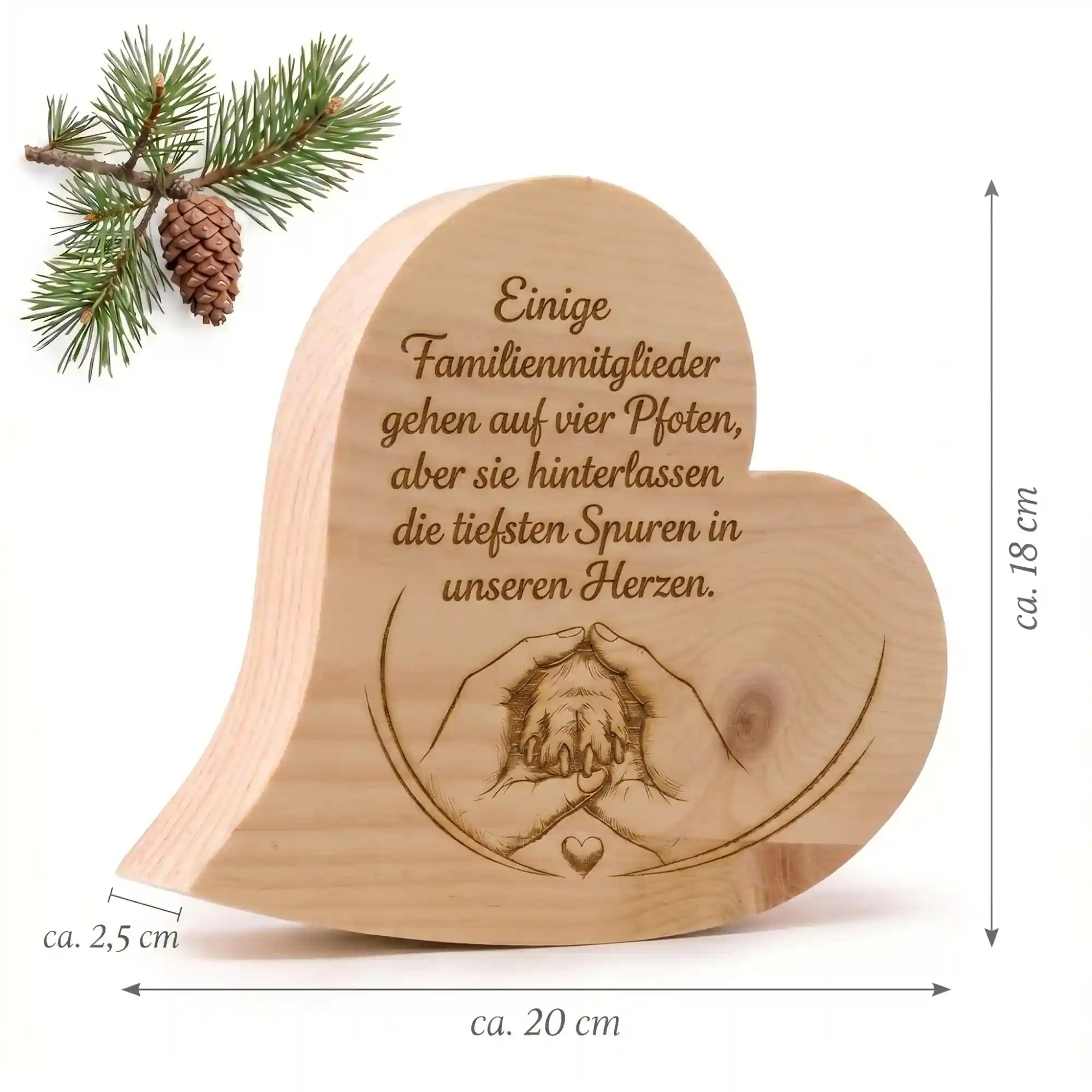 Zirbenherz aus Holz mit Pfoten Gravur und Erinnerungsspruch als dekoratives Gedenkstueck mit sichtbaren Massen.