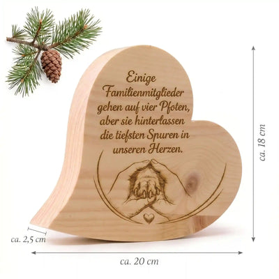 Zirbenherz aus Holz mit Pfoten Gravur und Erinnerungsspruch als dekoratives Gedenkstueck mit sichtbaren Massen.