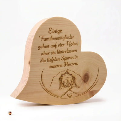 Zirbenherz aus Holz mit Pfoten Gravur und Erinnerungsspruch als Gedenkstueck für Hundeliebhaber