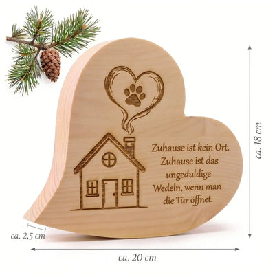 Zirbenherz aus Holz mit Pfoten Gravur und sichtbaren Maßen ca 20 cm breit und 18 cm hoch als Dekoration.