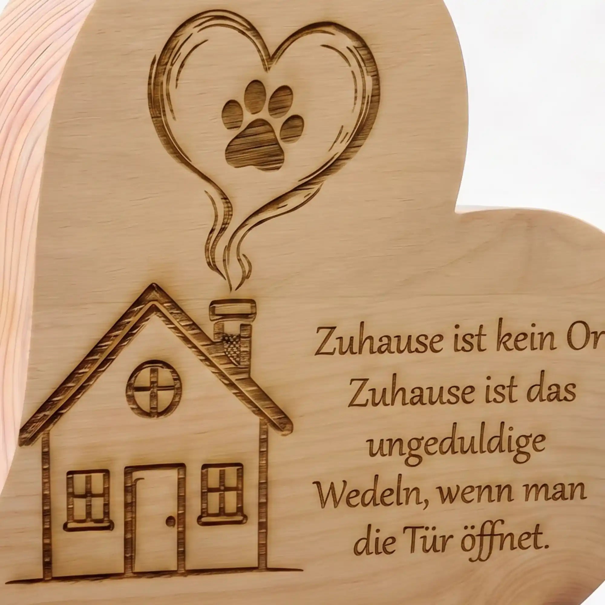 Detailaufnahme der Pfoten Gravur auf Zirbenherz aus Holz mit fein gearbeiteter Lasergravur.