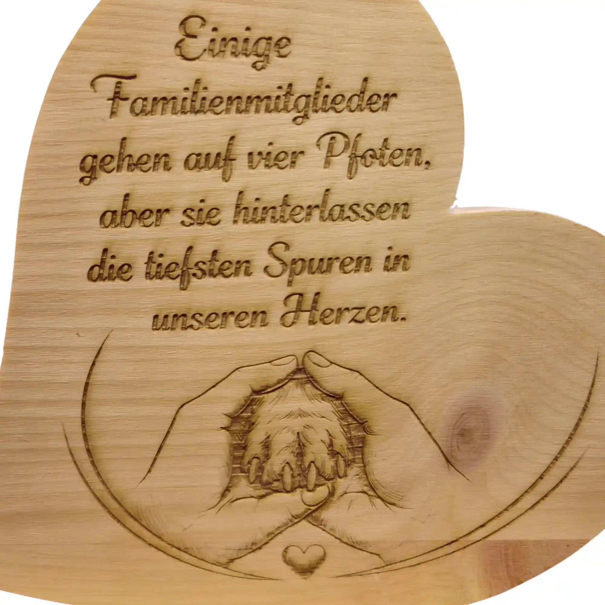 Detailaufnahme der Pfoten Gravur mit Spruch auf Zirbenherz aus Holz als Erinnerungsstueck.