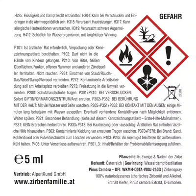 Sicherheitsetikett für ZirbenHerz & ZirbenSpray Geschenkset mit Inhaltsstoffen Pinus Cembra und Alkohol sowie gesetzlichen Gefahrenhinweisen.