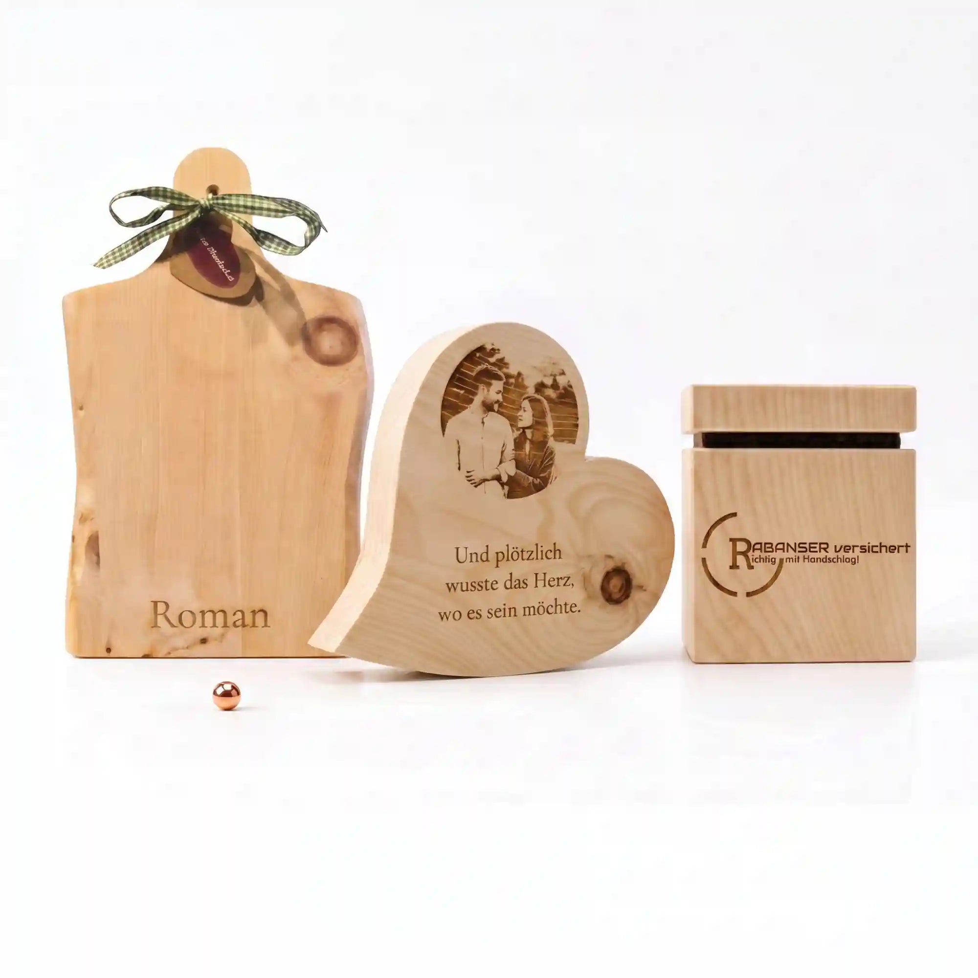 Kollektion personalisierter Zirbenholz Geschenke mit individuellem Namen Roman Fotogravur eines Paares mit Hochzeitsdatum und gravierter Holzkiste freigestellt auf weissem Onlineshop Hintergrund.