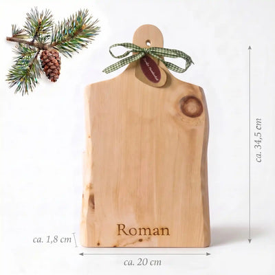 Infografik XL Zirbenholz Jausenbrett mit Namen Roman und exakten Massangaben ca 34,5 x 20 x 1,8 cm sowie gruen-weiss karierter Schleife vor weissem Hintergrund.