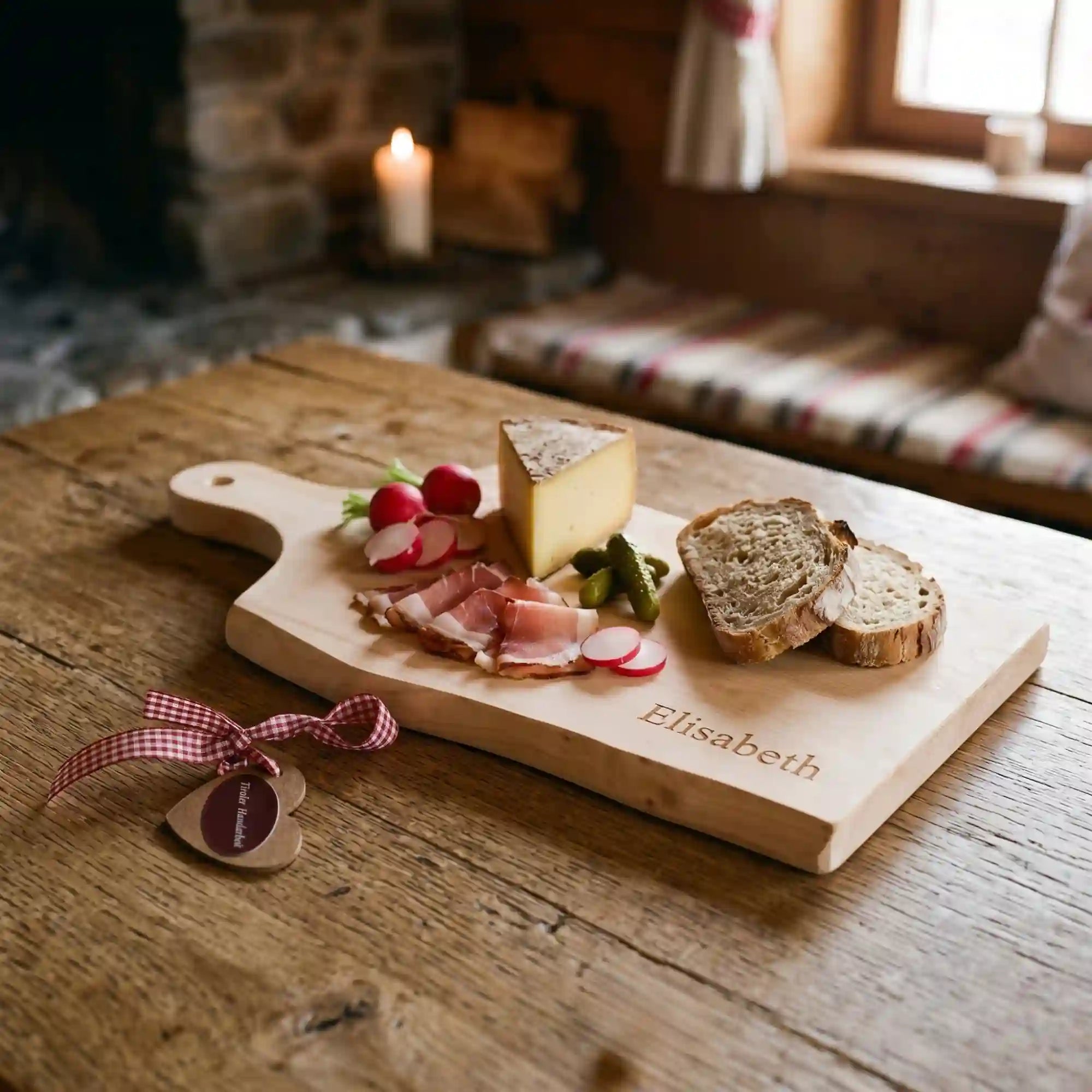 XL Zirbenholz Jausenbrett flach auf Holztisch serviert und reich belegt mit Speck Kaese und Brot sowie Lasergravur Elisabeth in einer Alpenhuette.