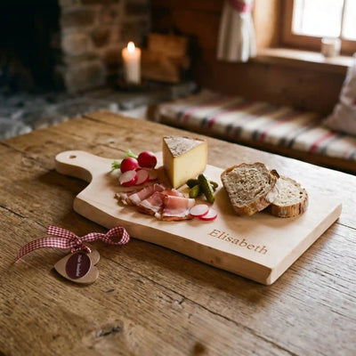 XL Zirbenholz Jausenbrett flach auf Holztisch serviert und reich belegt mit Speck Kaese und Brot sowie Lasergravur Elisabeth in einer Alpenhuette.