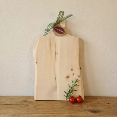 Personalisiertes Zirbenholz Jausenbrett mit Foto Gravur und gruener Schleife am Griff als liebevolle Dekoration aus Kitzbuehel.