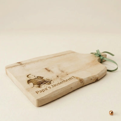 Zirbenholz Jausenbrett mit Fotogravur und Schriftzug Papas Jausenbrettl. Personalisiertes Geschenk fuer Maenner und Vatertag.