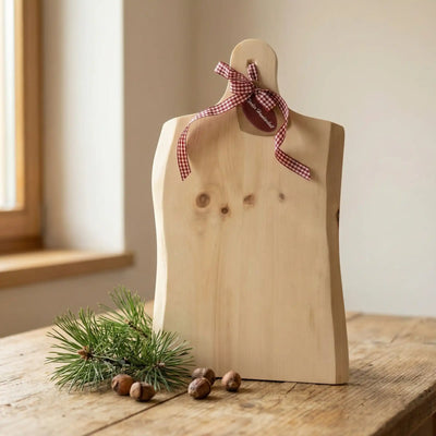 Personalisiertes Zirbenholz Jausenbrett mit Foto Gravur und roter Schleife am Griff als liebevolle Dekoration aus Kitzbuehel.