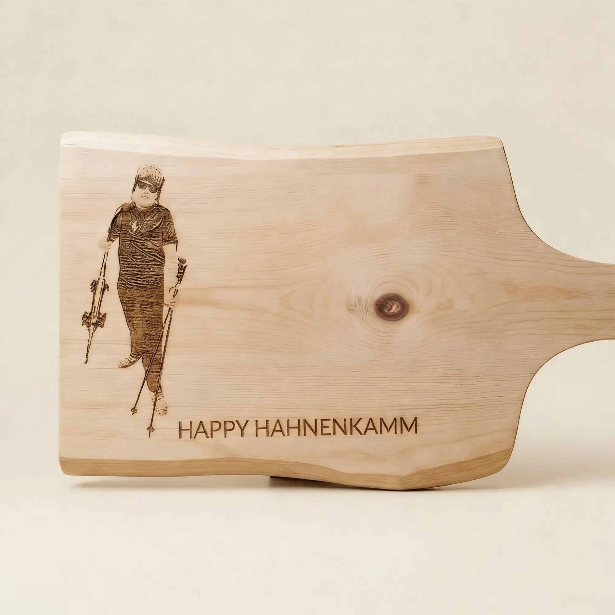 Zirbenholz Jausenbrett mit Hahnenkamm Fotogravur und Wunschtext. Personalisiertes Kitzbuehel Souvenir und Geschenk fuer Skifans.