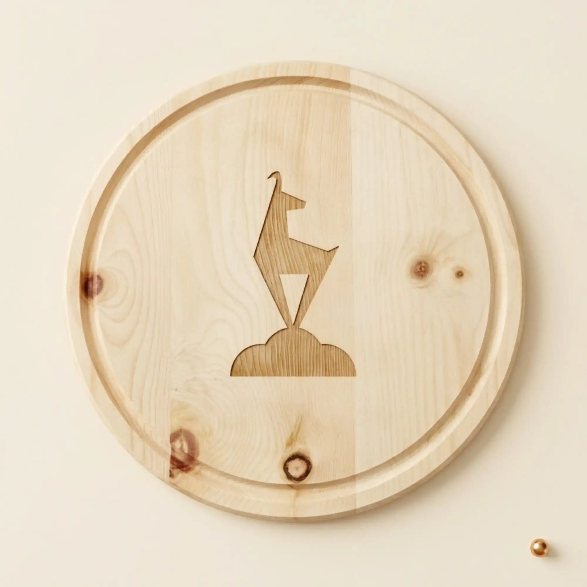 Rundes Zirbenholz Jausenbrett 25cm mit offiziellem Kitzbuehel Gams-Logo. Massives Zirbenbrett aus Tiroler Handarbeit.