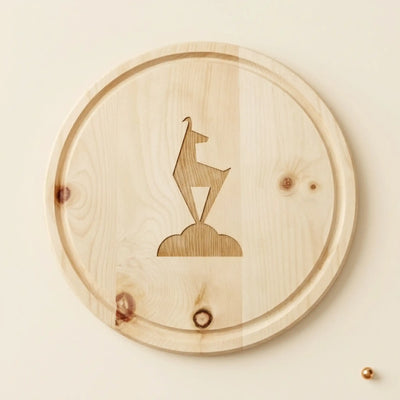 Rundes Zirbenholz Jausenbrett 25cm mit offiziellem Kitzbuehel Gams-Logo. Massives Zirbenbrett aus Tiroler Handarbeit.